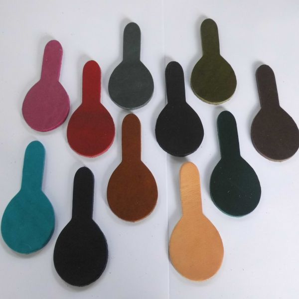 Schluesselanhaenger-Rohlinge-in-verschiedenen-Fettleder-Farben